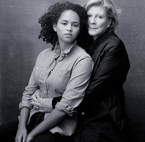 La coleccionista de arte y mecenas Agnes Gund (con su nieta Sadie Rain Hope-Gund), presidenta emérita del Museo de Arte Moderno de Nueva York.
