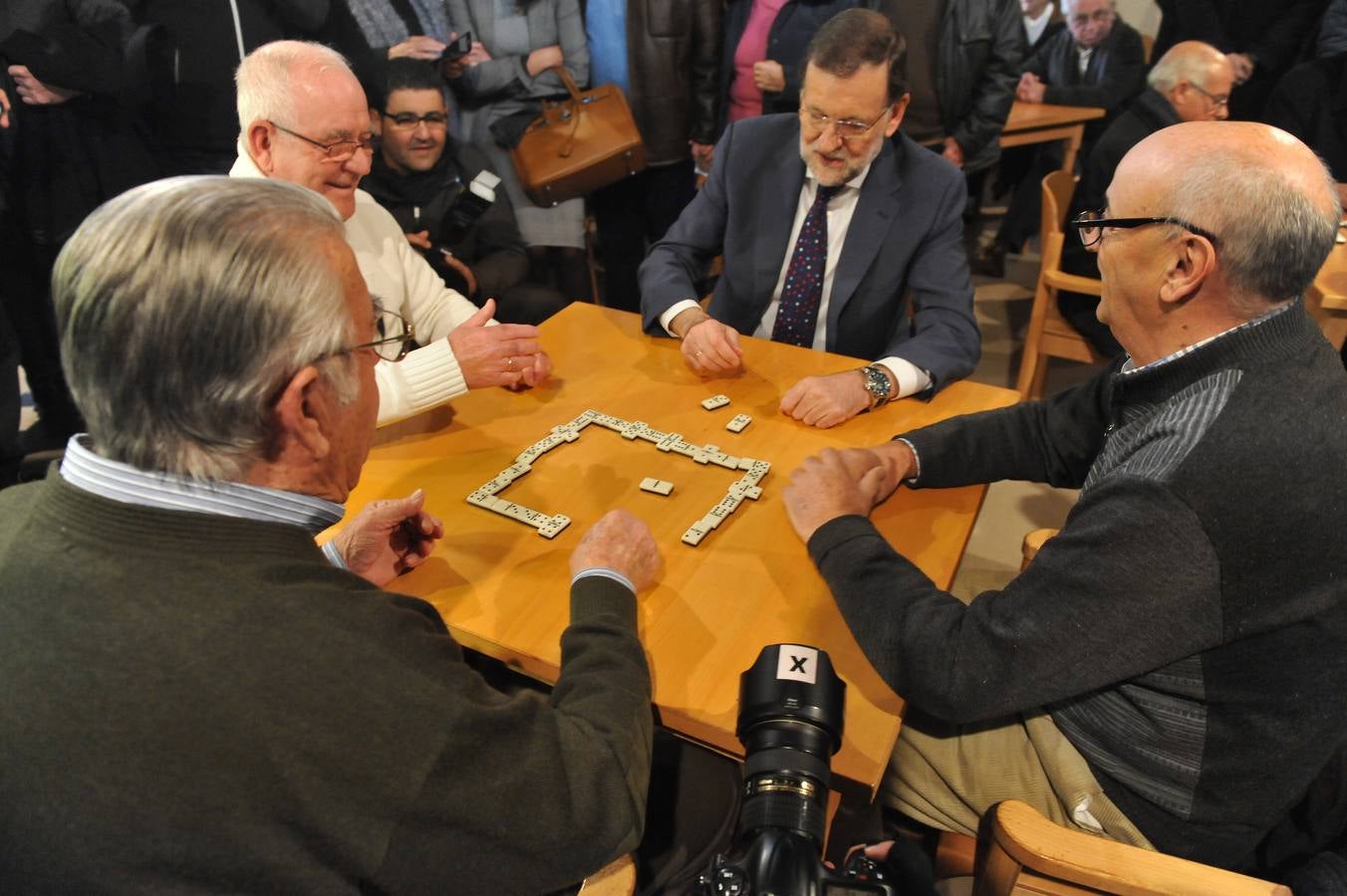 El presidente del Gobierno, Mariano Rajoy, participa en un acto de campaña del PP en Olmedo (Valladolid) 1/2