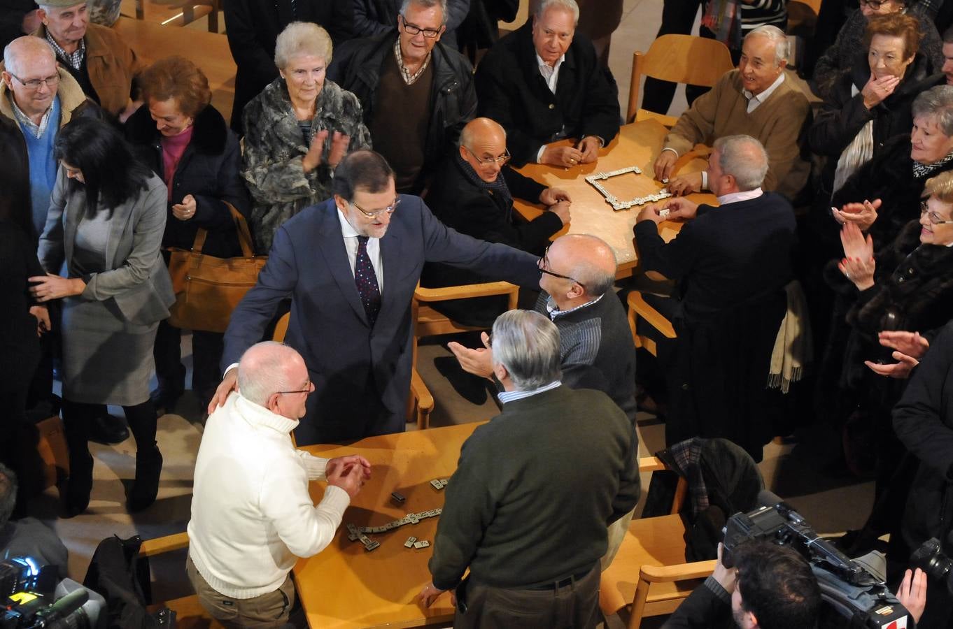 El presidente del Gobierno, Mariano Rajoy, participa en un acto de campaña del PP en Olmedo (Valladolid) 1/2