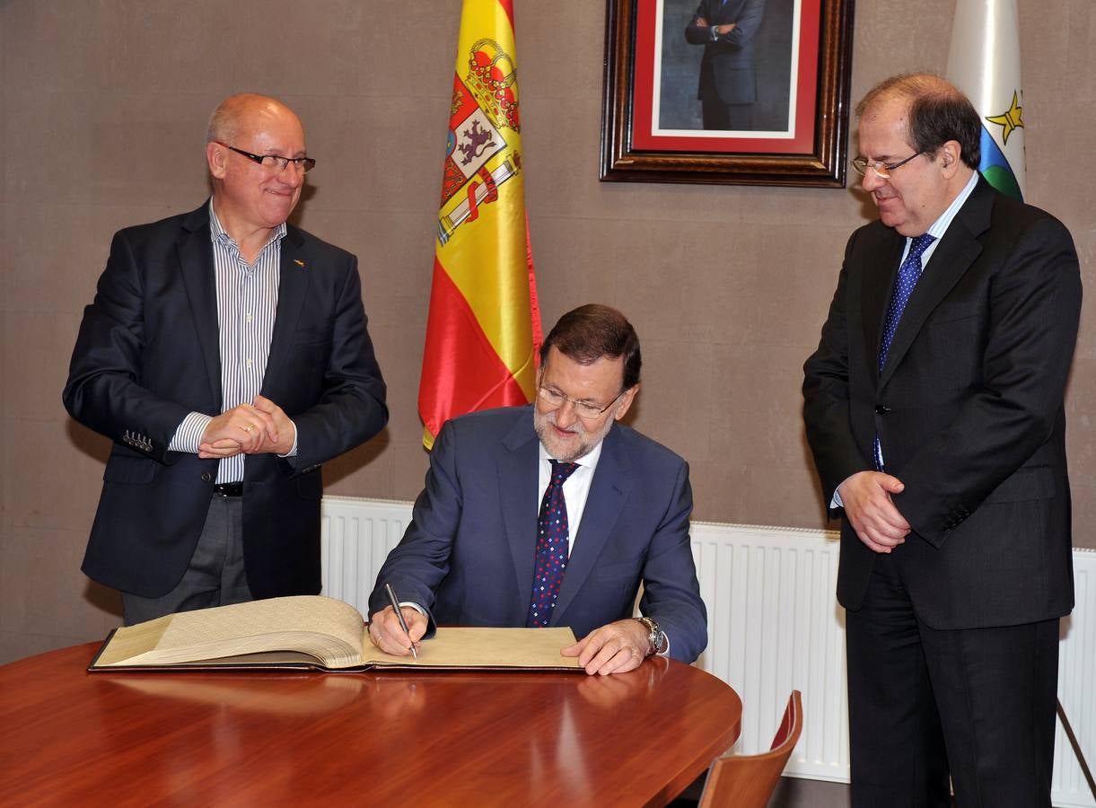El presidente del Gobierno, Mariano Rajoy, participa en un acto de campaña del PP en Olmedo (Valladolid) 1/2
