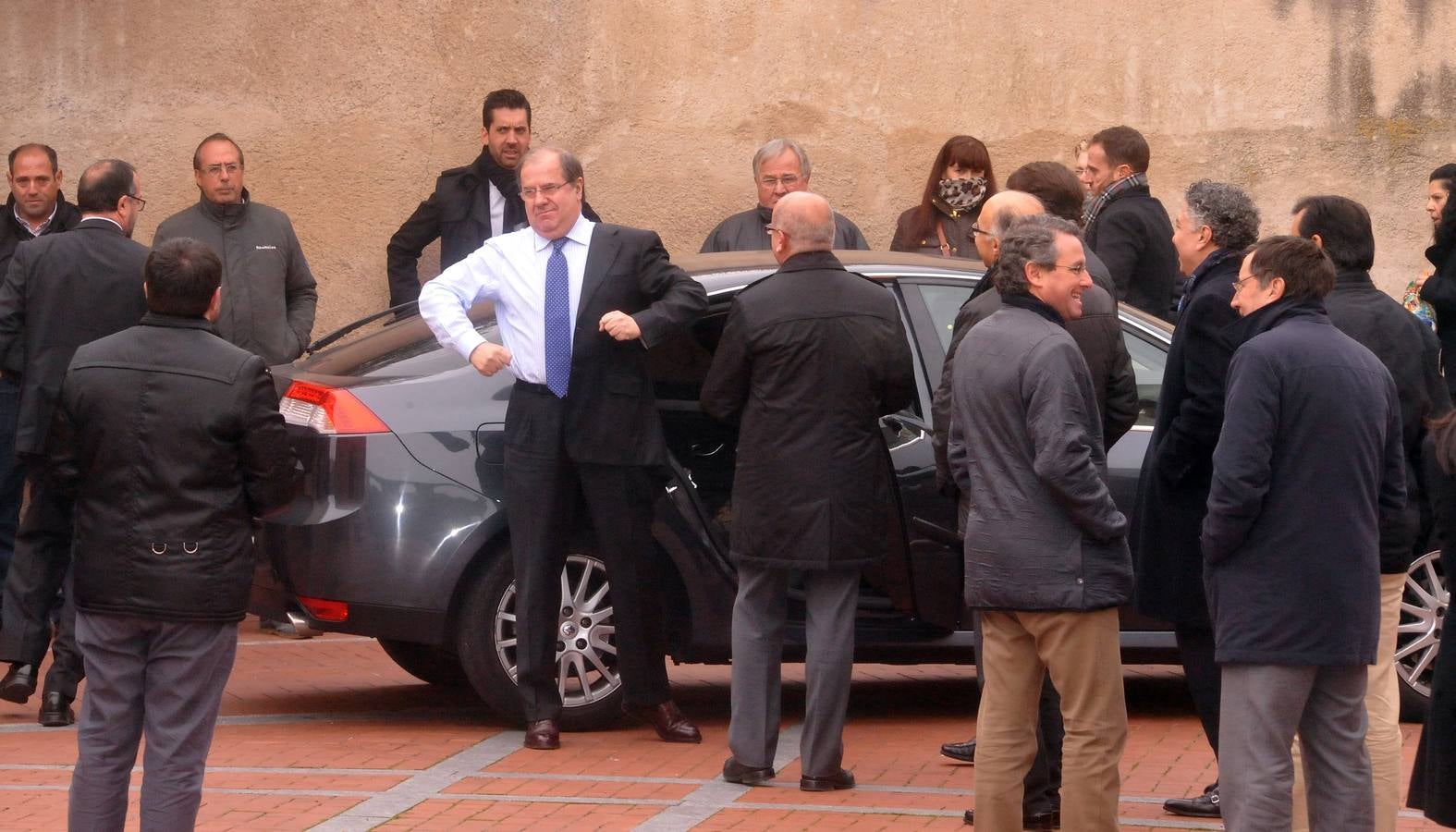 El presidente del Gobierno, Mariano Rajoy, participa en un acto de campaña del PP en Olmedo (Valladolid) 1/2