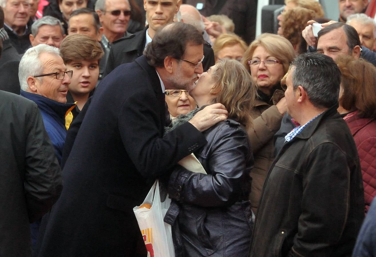 El presidente del Gobierno, Mariano Rajoy, participa en un acto de campaña del PP en Olmedo (Valladolid) 1/2