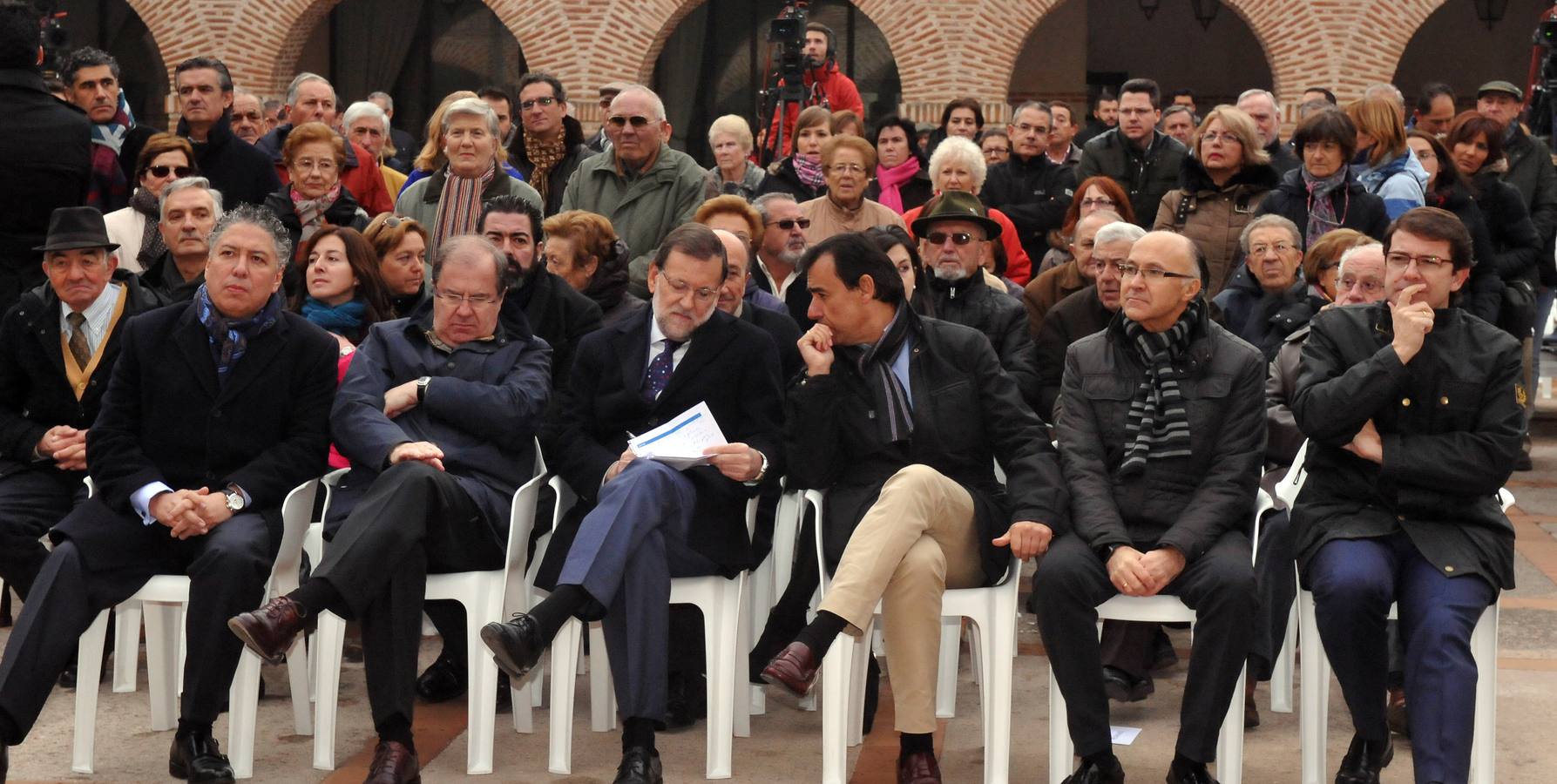 El presidente del Gobierno, Mariano Rajoy, participa en un acto de campaña del PP en Olmedo (Valladolid) 2/2