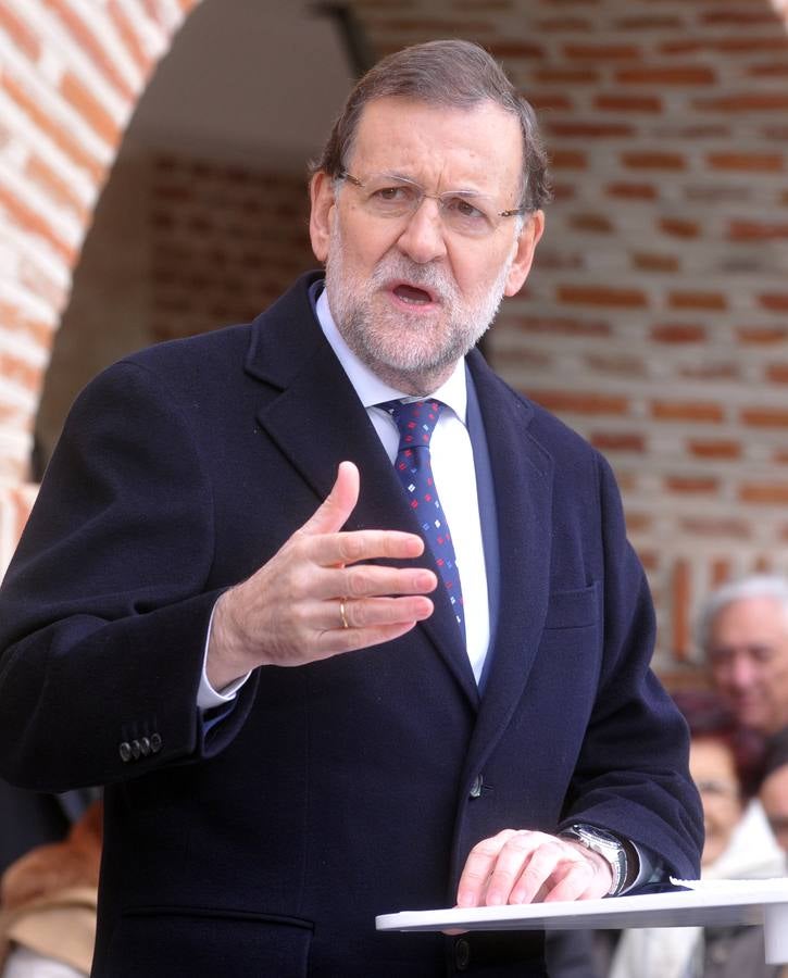 El presidente del Gobierno, Mariano Rajoy, participa en un acto de campaña del PP en Olmedo (Valladolid) 2/2