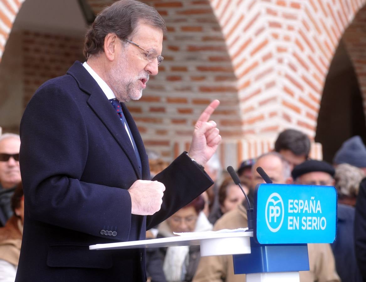El presidente del Gobierno, Mariano Rajoy, participa en un acto de campaña del PP en Olmedo (Valladolid) 2/2