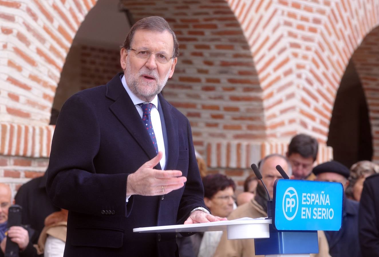 El presidente del Gobierno, Mariano Rajoy, participa en un acto de campaña del PP en Olmedo (Valladolid) 2/2