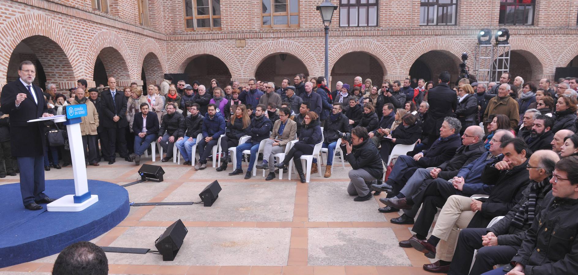 El presidente del Gobierno, Mariano Rajoy, participa en un acto de campaña del PP en Olmedo (Valladolid) 2/2