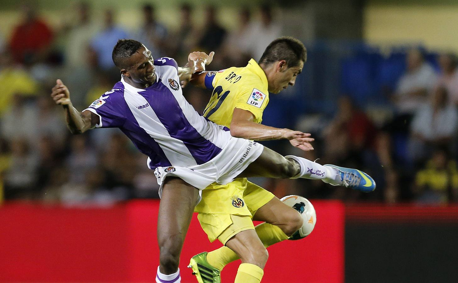 Bergdych trata de entorpecer a Bruno, del Villarreal.