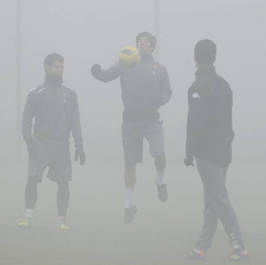 Javi Guerra y Marc Valiente se entrenan entre la niebla de los Anexos.