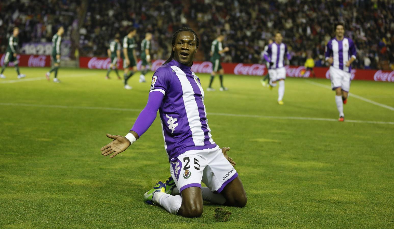 Manucho celebra uno de los dos goles que marcó al Real Madrid. Desafortunadamente no sirvieron para ganar (2-3 se impuso el Madrid en diciembre de 2012).