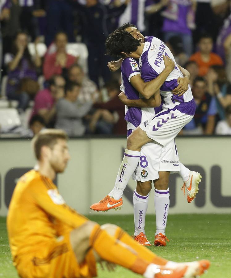 Marc Valiente y Javi Baraja celebran un gol al Real Madrid. En primer término, en el suelo, Sergio Ramos. El partido acabó 1-1 con goles de Osorio y Ramos.