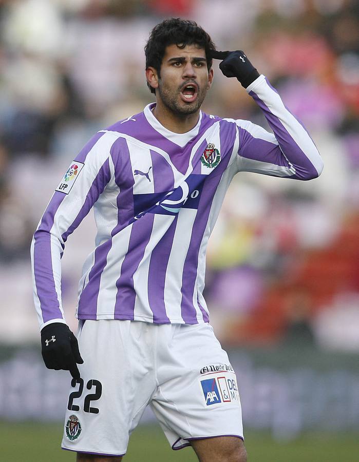 Diego Costa increpa al colegiado.