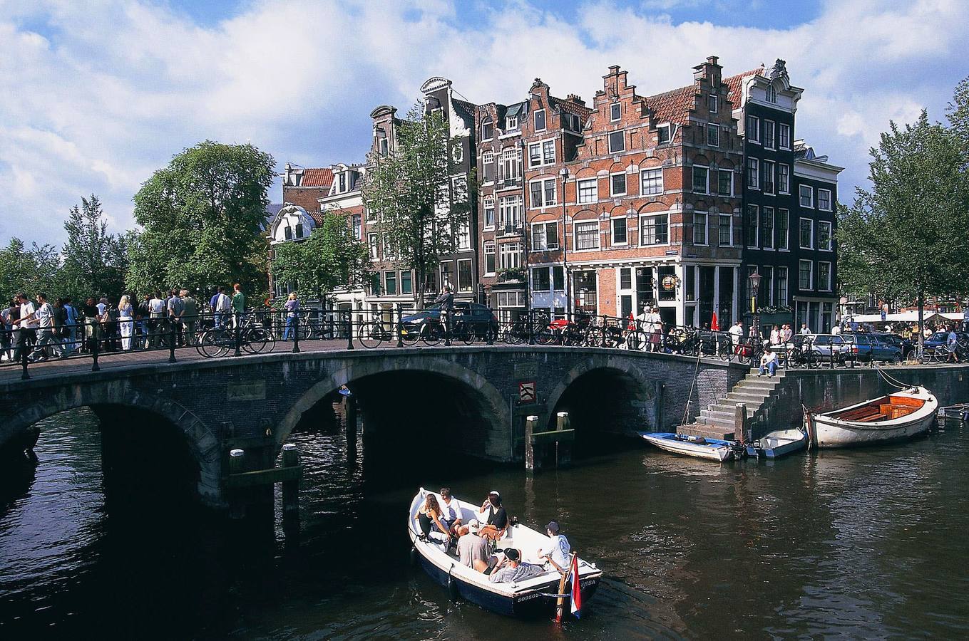 Ámsterdam. Es una ciudad mágica que combina sus extensos canales y numerosos puentes con la original arquitectura de los siglos XVI y XVII concentrados en una pequeña superficie.