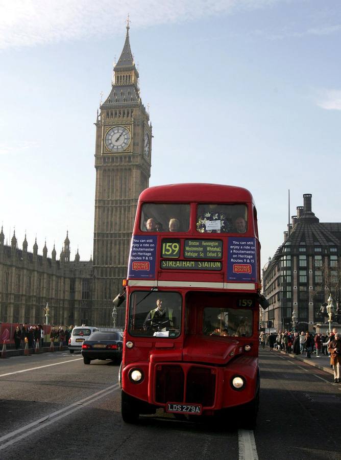 Londres. Esta ciudad iene algo que engancha y a todos gusta. Londres es diversión, cultura, luces y color.En Londres podrás sentirte pequeño junto al impresionante Big Ben, contemplar el mundo a tus pies desde el London Eye o presenciar el popular Cambio de Guardia frente al Palacio de Buckingham.