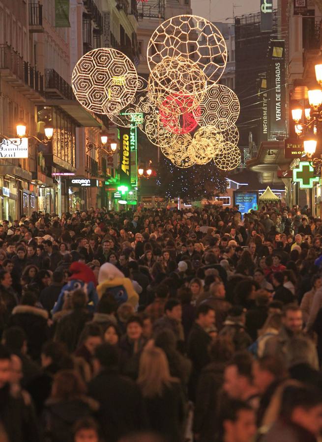 Madrid. Cientos de vallisoletanos aprovechan la escapada a la capital de España para realizar las compras navideñas.