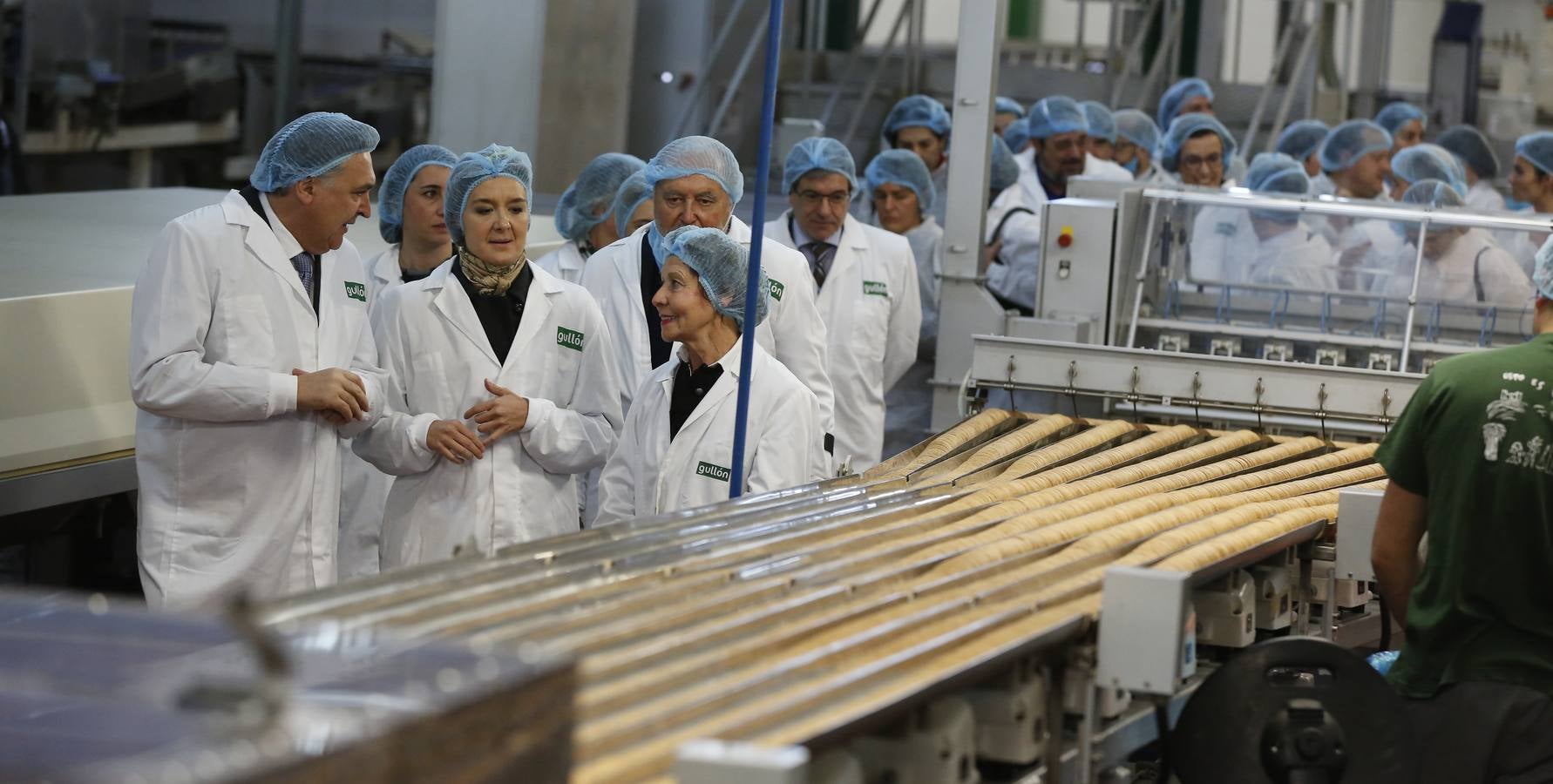 La ministra de Agricultura, Isabel García Tejerina, visita la fábrica de Galletas Gullón