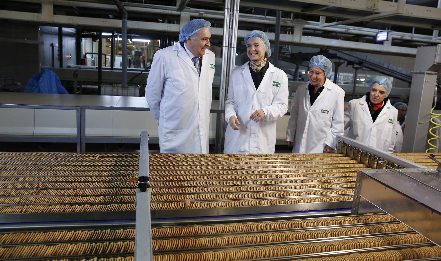 La ministra de Agricultura, Isabel García Tejerina, visita la fábrica de Galletas Gullón