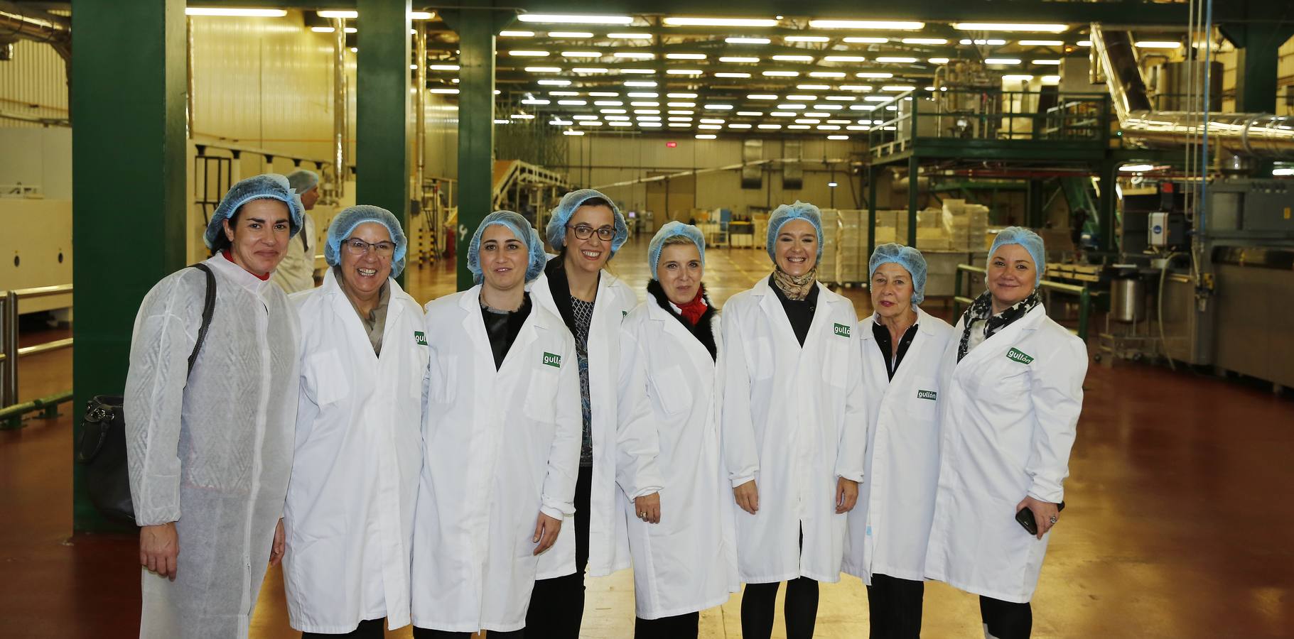 La ministra de Agricultura, Isabel García Tejerina, visita la fábrica de Galletas Gullón
