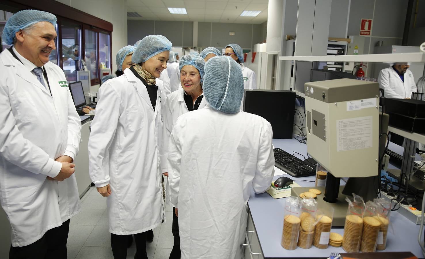 La ministra de Agricultura, Isabel García Tejerina, visita la fábrica de Galletas Gullón