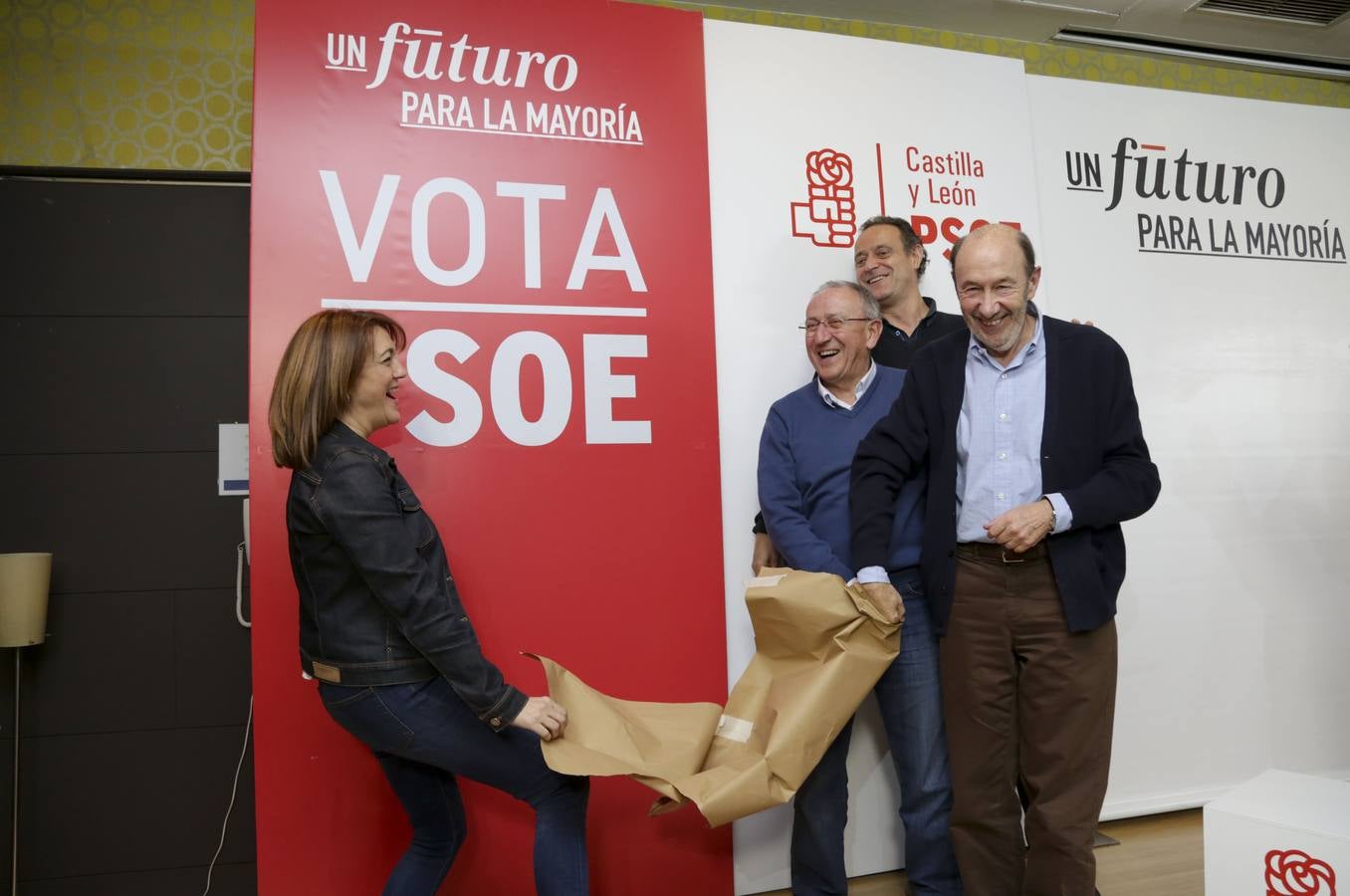 El exdirigente socialista Alfredo Pérez Rubalcaba inicia la campaña electoral del PSOE en Valladolid.