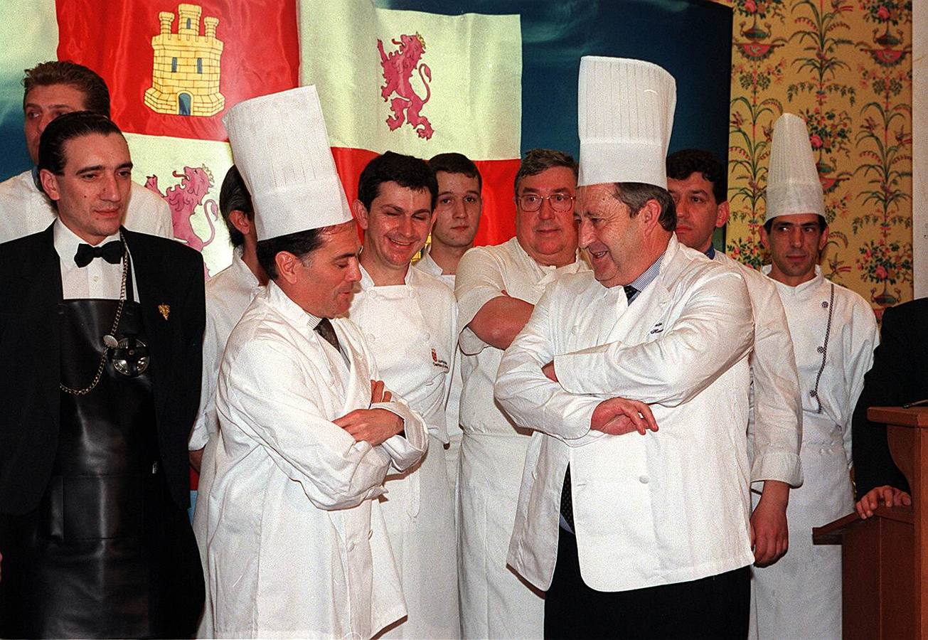 04.05.99 El consejero de Industria, Tomás Villanueva y el director general de Turismo, Dionisio Miguel Recio posan con sesenta restauradores de toda la comunidad participantes en las 'Jornadas gastronómicas de Castilla y León en el Año Jacobeo'.