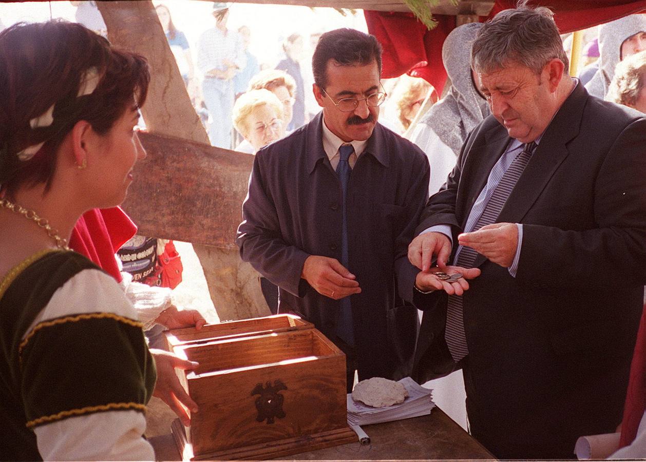 23.09.00 Alejandro García Sanz, alcalde de Iscar, a la izquierda, con Dionisio Miguel Recio, director general de Turismo de la Junta de Castilla y León, el día de su nombramiento como Alcaide de la la fortaleza 2000.