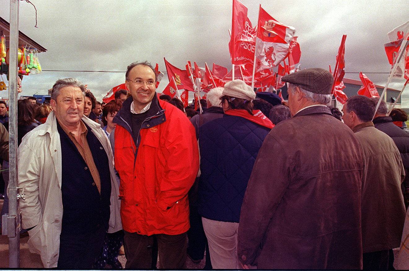 23.04.01 Dionisio Miguel Recio, coordinador de la Junta de Cultura, y Ramiro Ruiz Medrano, presidente de la Diputación, durante la celebración del Día de la Comunidad en la campa de Villalar.