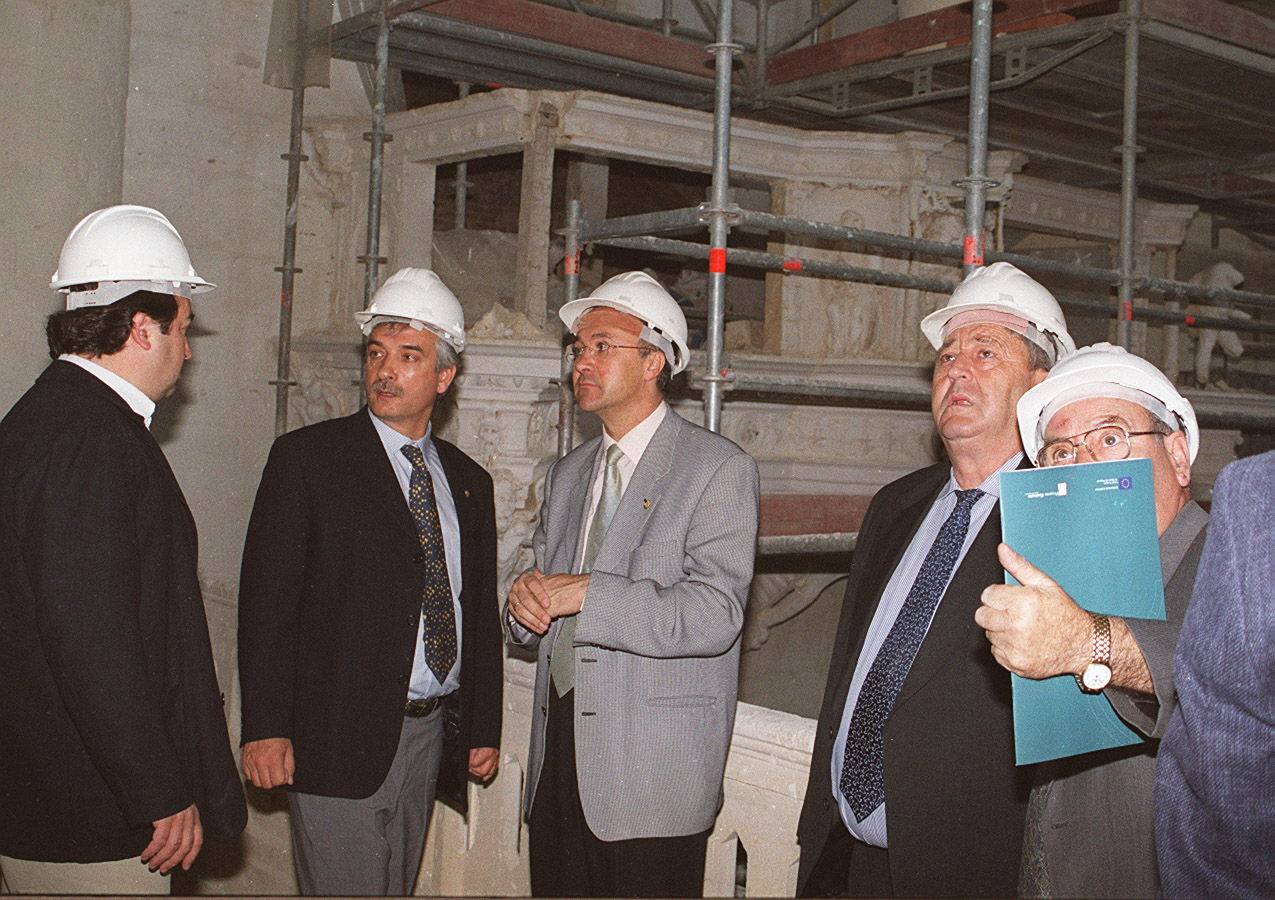 06.06.01 El presidente de la Diputación Ramiro Ruiz Medrano (c) y el coordinador de Cultura de la Junta Dionisio Miguel Recio (2d) visitan las obras del coro de la iglesia de San Francisco de Medina de Rioseco.