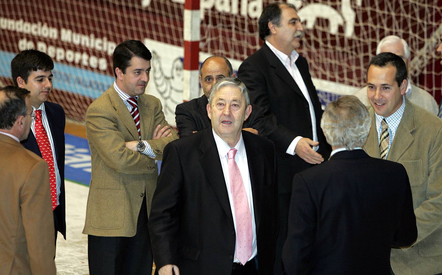 15.02.05 Dionisio Miguel Recio, durante su presentación como presidente del BM Valladolid, rodeado de los nuevos miembros de la junta directiva.