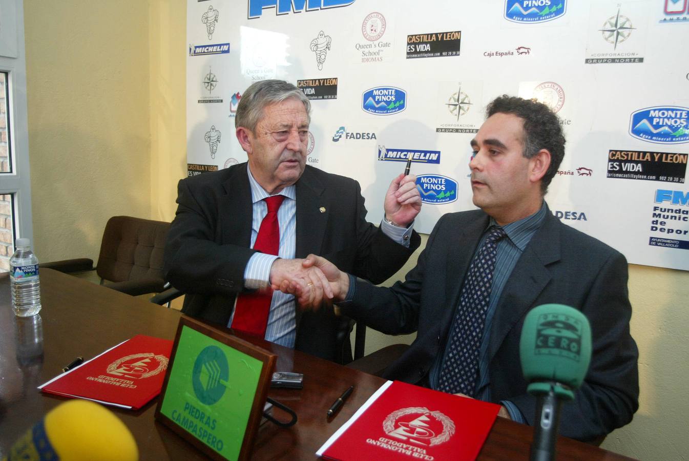 21.03.05 El seleccionador nacional de balonmano y entrenador del BM Valladolid, Juan Carlos Pastor (d) y el presidente del club, Dionisio Miguel Recio sellan su acuerdo de renovación con el equipo hasta 2008.