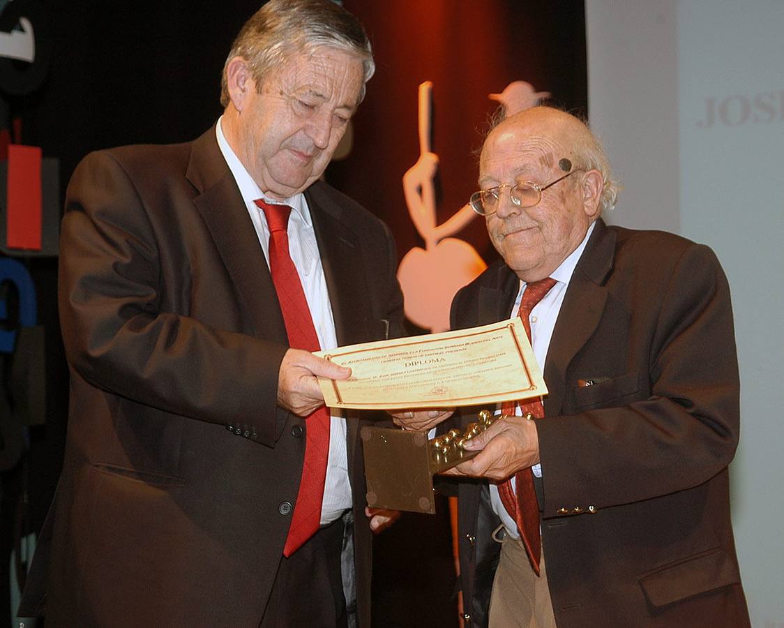 07.05.05 El escritor José Jiménez Lozano (d) recibe el Premio Racimo 2004 de manos de Dionisio Miguel Recio.