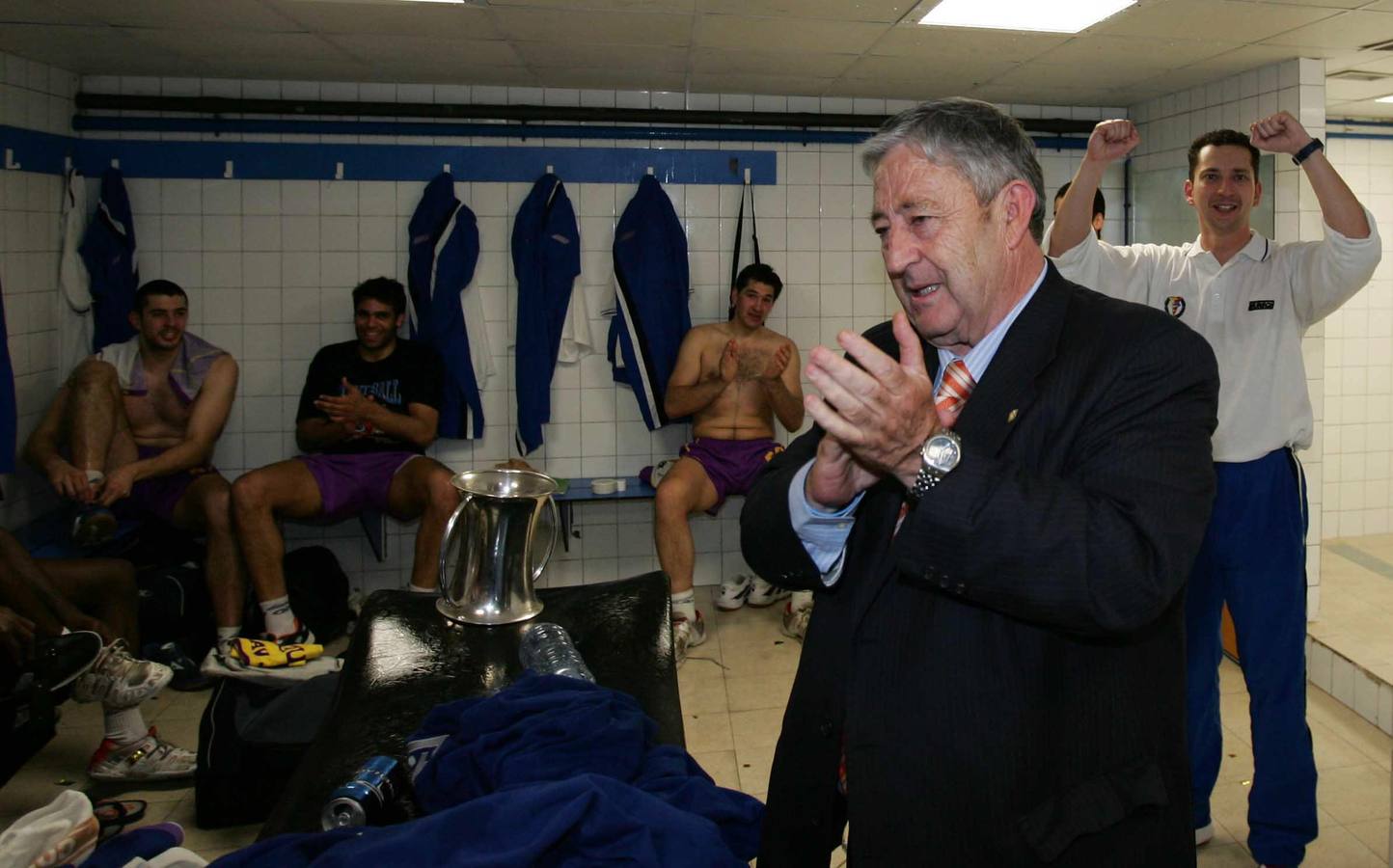 29.05.05 El presidente del BM Valladolid Dionisio Miguel Recio felicita a los jugadores tras conseguir la Copa del Rey, en el vestuario del pabellón municipal de Pontevedra.