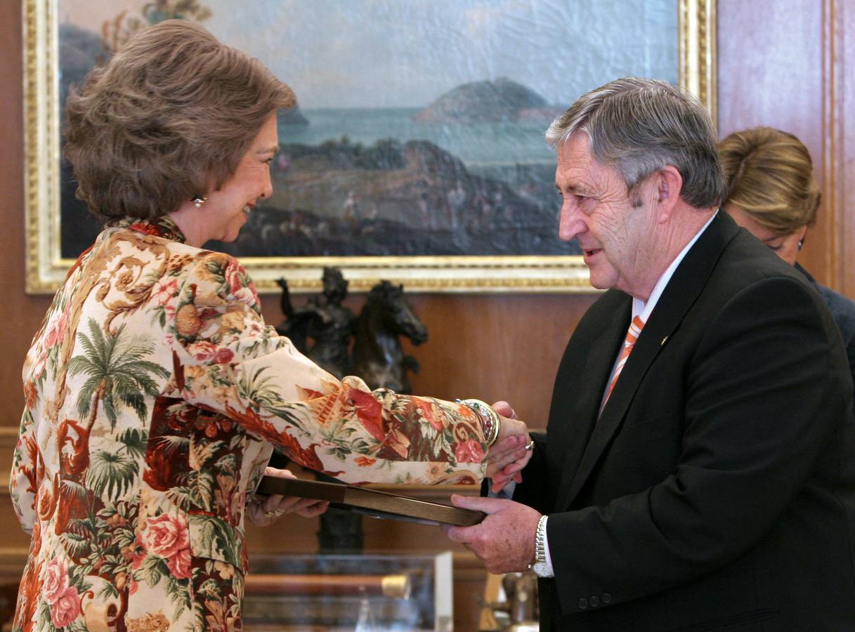 07.11.05 La Reina Sofía, Presidenta de Honor de Hispania Nostra, entrega al diputado de Promoción Provincial de la Diputación de Valladolid, Dionisio Miguel Recio, la Medalla Europa Nostra 2004 por la recuperación del Museo de las Villas romanas de Almenara.