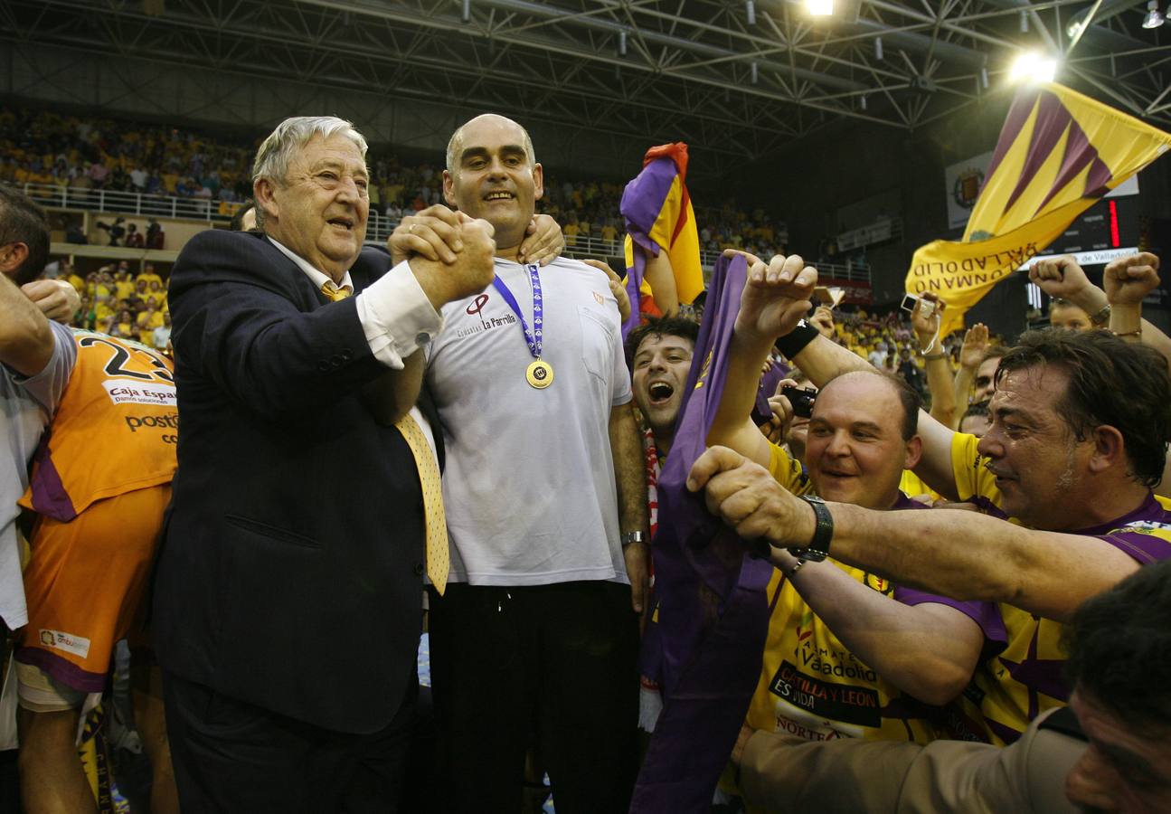 30.05.09 El entrenador del Pevafersa Valladolid, Juan Carlos Pastor (d), recibe la felicitación del presidente del club, Dionisio Miguel Recio (d), tras proclamarse campeones de la Recopa de Europa de balonmano al vencer al equipo alemán del Nordhor.