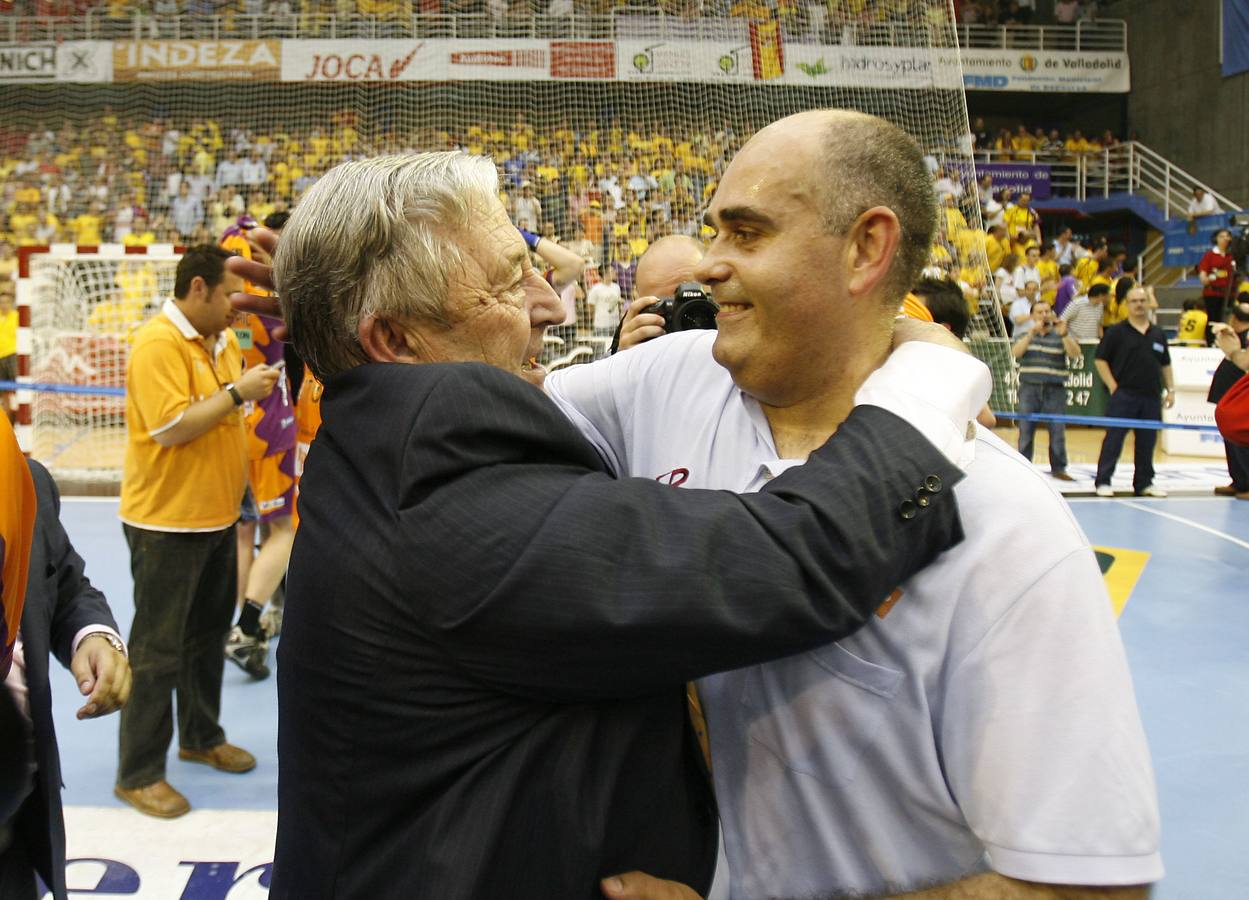 30.05.09 El entrenador del Pevafersa Valladolid, Juan Carlos Pastor (d), recibe la felicitación del presidente del club, Dionisio Miguel Recio (d), tras proclamarse campeones de la Recopa de Europa de balonmano al vencer al equipo alemán del Nordhor.