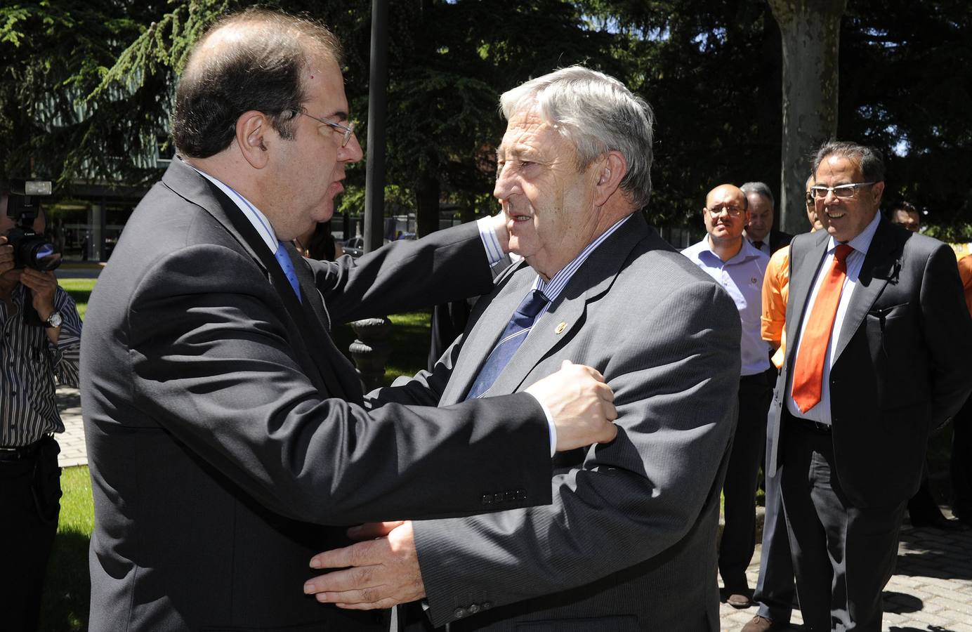 02.06.09 Juan Vicente Herrera, presidente de la Junta, saluda a Dionisio Miguel Recio, presidente del Pevafersa Valladolid, durante la recepción en la sede de la Junta tras lograr el título de la Recopa de Europa de balonmano.