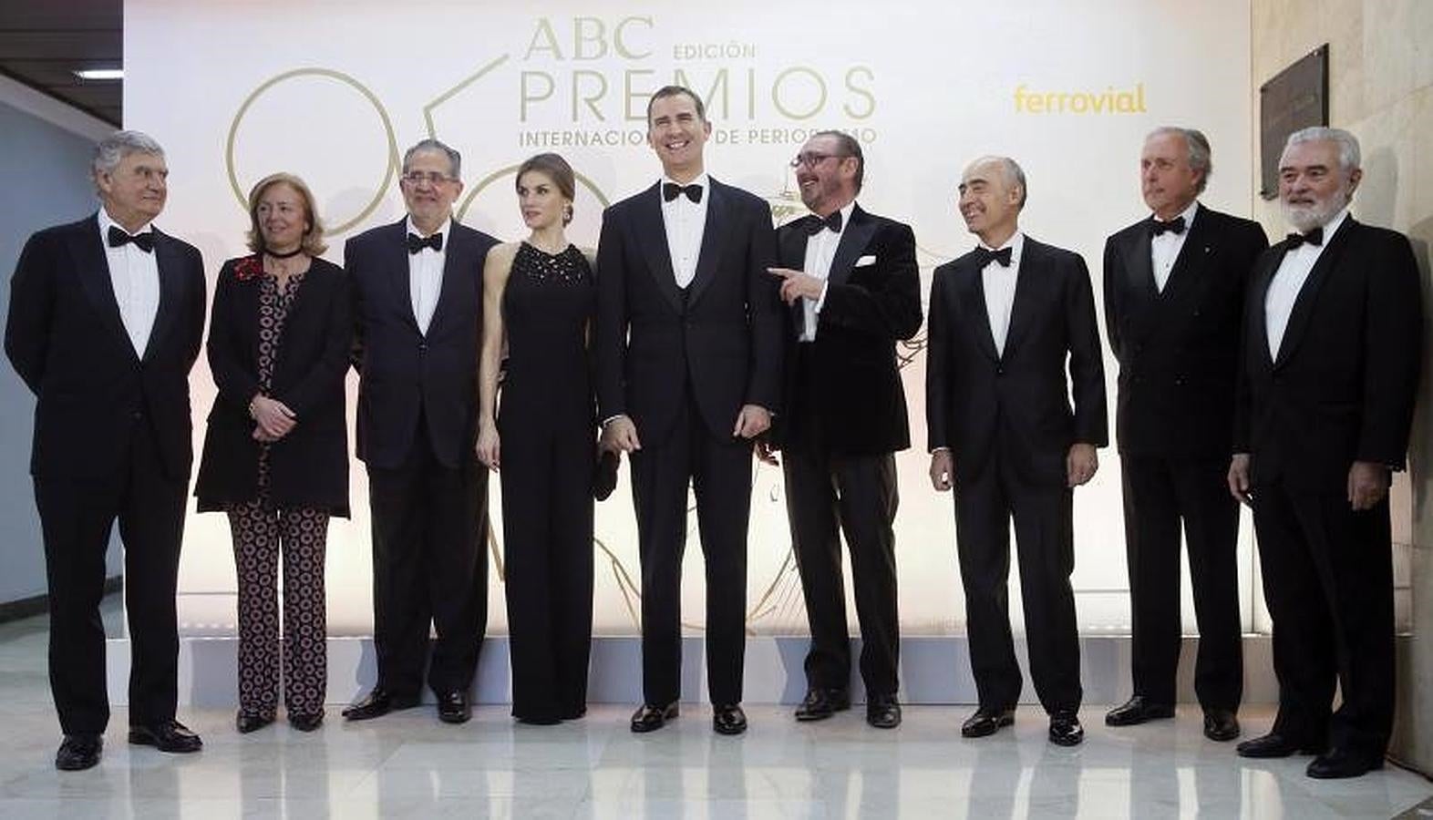 El Rey Felipe VI y la Reina Letizia, junto a los galardonados con los galardones Mingote, Javier Barcáiztegui 'Barca' (2d); Mariano de Cavia, el periodista español Carlos Herrera (4d); y Luca de Tena, el presidente y editor del diario venezolano El Nacional, Miguel Henrique Otero (3i), hoy durante la entrega de los Premios Internacionales de Periodismo del diario ABC.