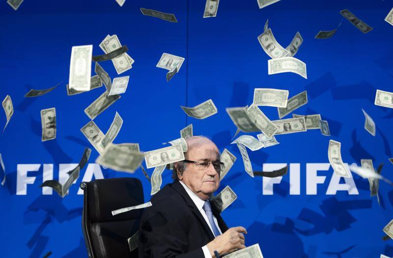 La corrupción corroe la FIFA y obliga a Blatter a dimitir. El 2015 no será recordado con cariño por el que fuera hasta junio máximo dirigente del ente Mundial del fútbol. Tras renunciar a la presidencia de la FIFA por "no tener el mandato del mundo del fútbol", fue suspendido el 8 de octubre durante 90 días por un "pago desleal", de dos millones de francos suizos (1,8 millones de euros) en 2011 a Michel Platini por un trabajo de asesoramiento. Además fue acusado por la justicia suiza de haber firmado "un contrato desfavorable" a la FIFA sobre derechos televisivos. Recientemente tuvo que ser ingresado por un problema de salud del que se recuperó a los pocos días. La FIFA tardará más tiempo en recuperar su credibilidad. En una conferencia de prensa ofrecida el pasado 20 de julio, el humorista británico Simon Brodkin lanzó un fajo de billetes al dirigente como imagen de lo que está sucediendo en la FIFA.