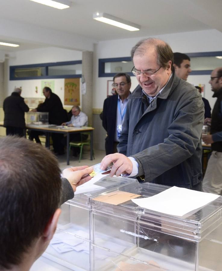 Juan Vicente Herrera, Presidente de la Junta de Castilla y León, muestra su DNI al presidente de la mesa.