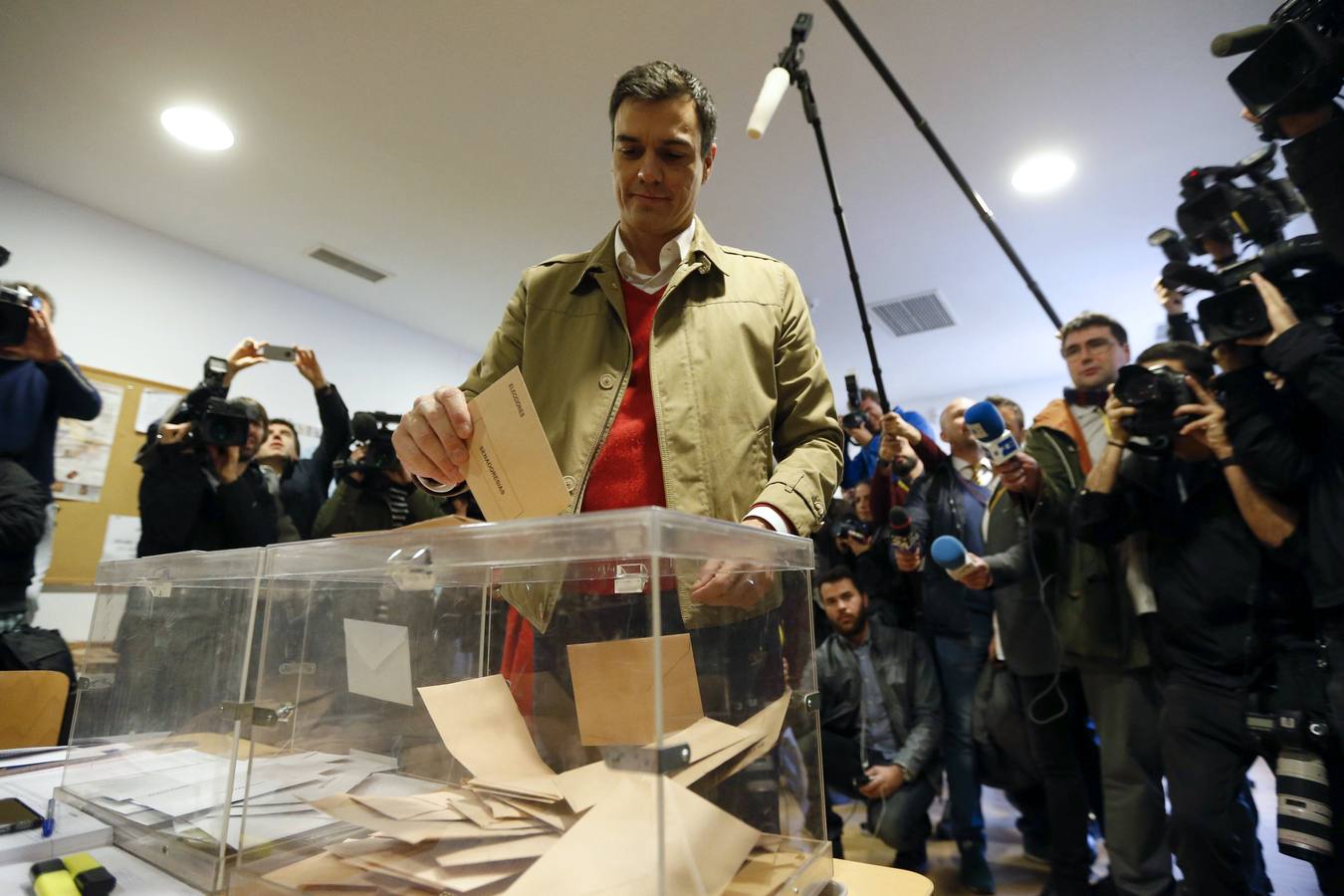 El candidato por el PSOE a la presidencia del Gobierno, Pedro Sánchez, vota para las elecciones generales en el Centro Cultural Volturno de la localidad madrileña de Pozuelo de Alarcón.