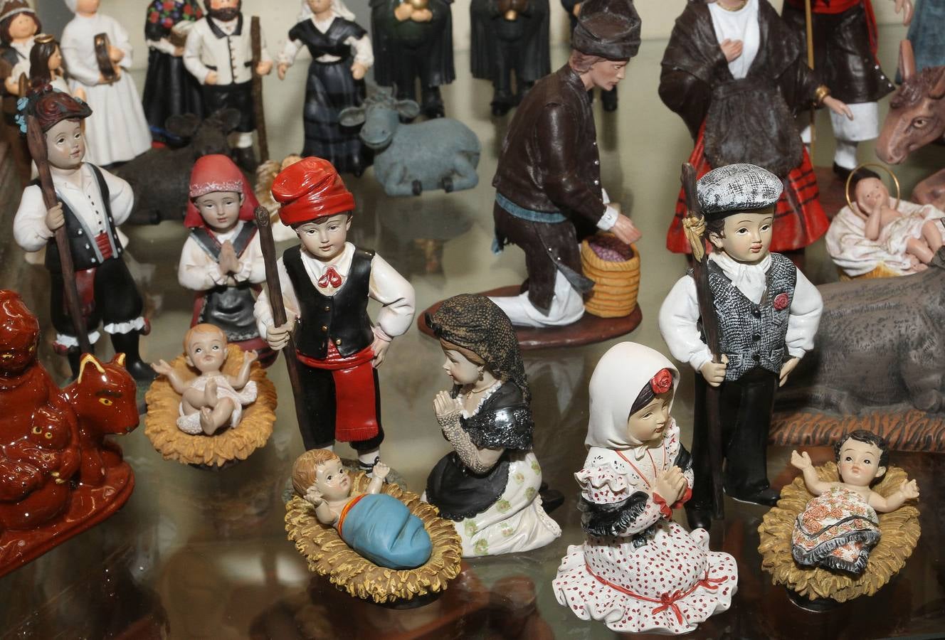 Belenes, gallego, catalán y madrileño expuestos en el convento de las Claras de Carrión de los Condes (Palencia).