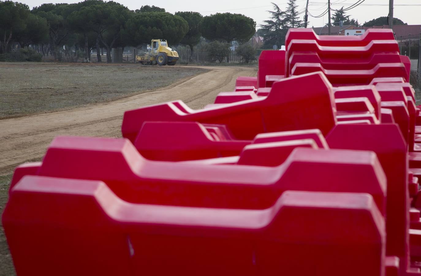 Preparativos para la Fiesta de la Moto de Valladolid en las instalaciones de la antigua Hípica Militar