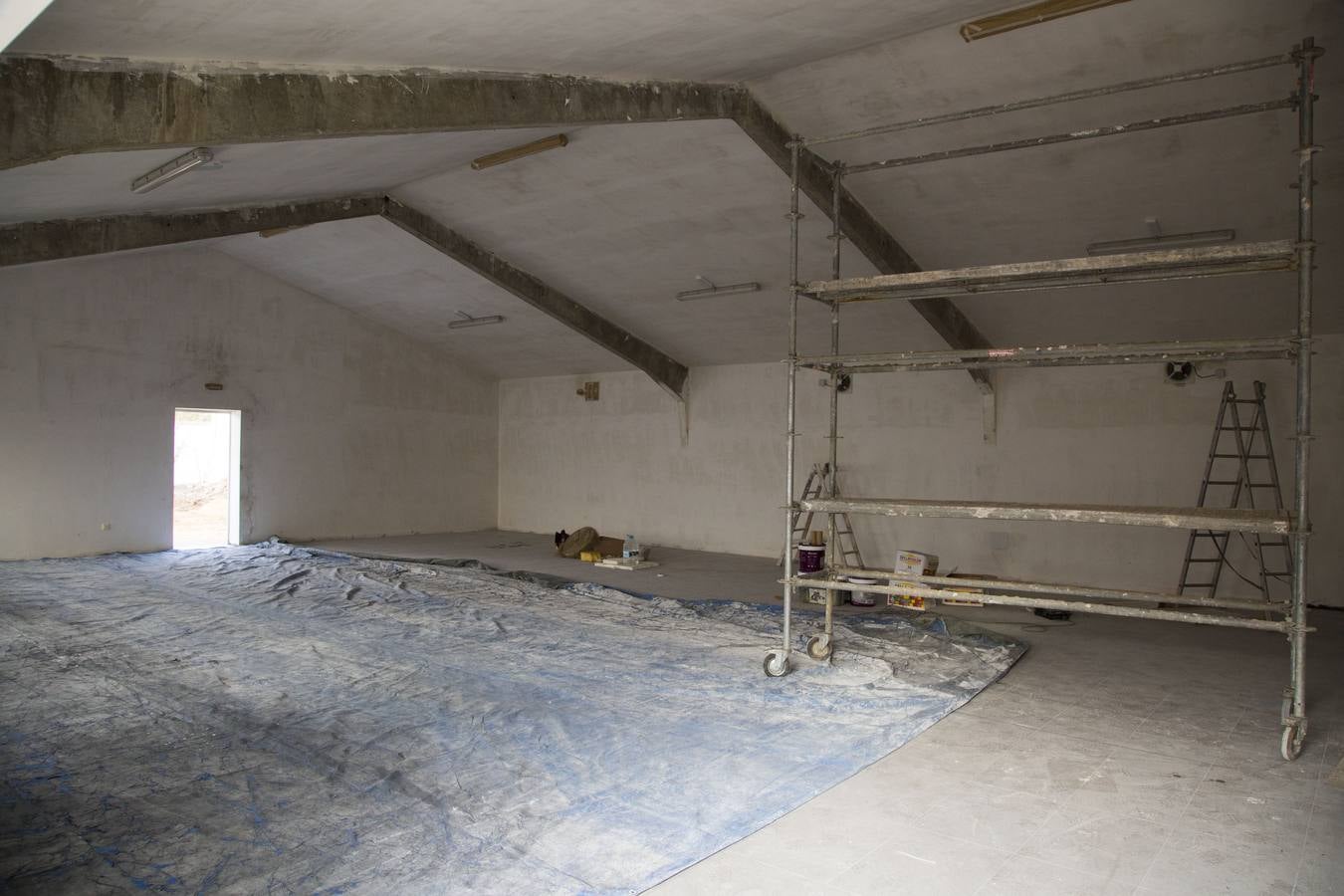 Preparativos para la Fiesta de la Moto de Valladolid en las instalaciones de la antigua Hípica Militar