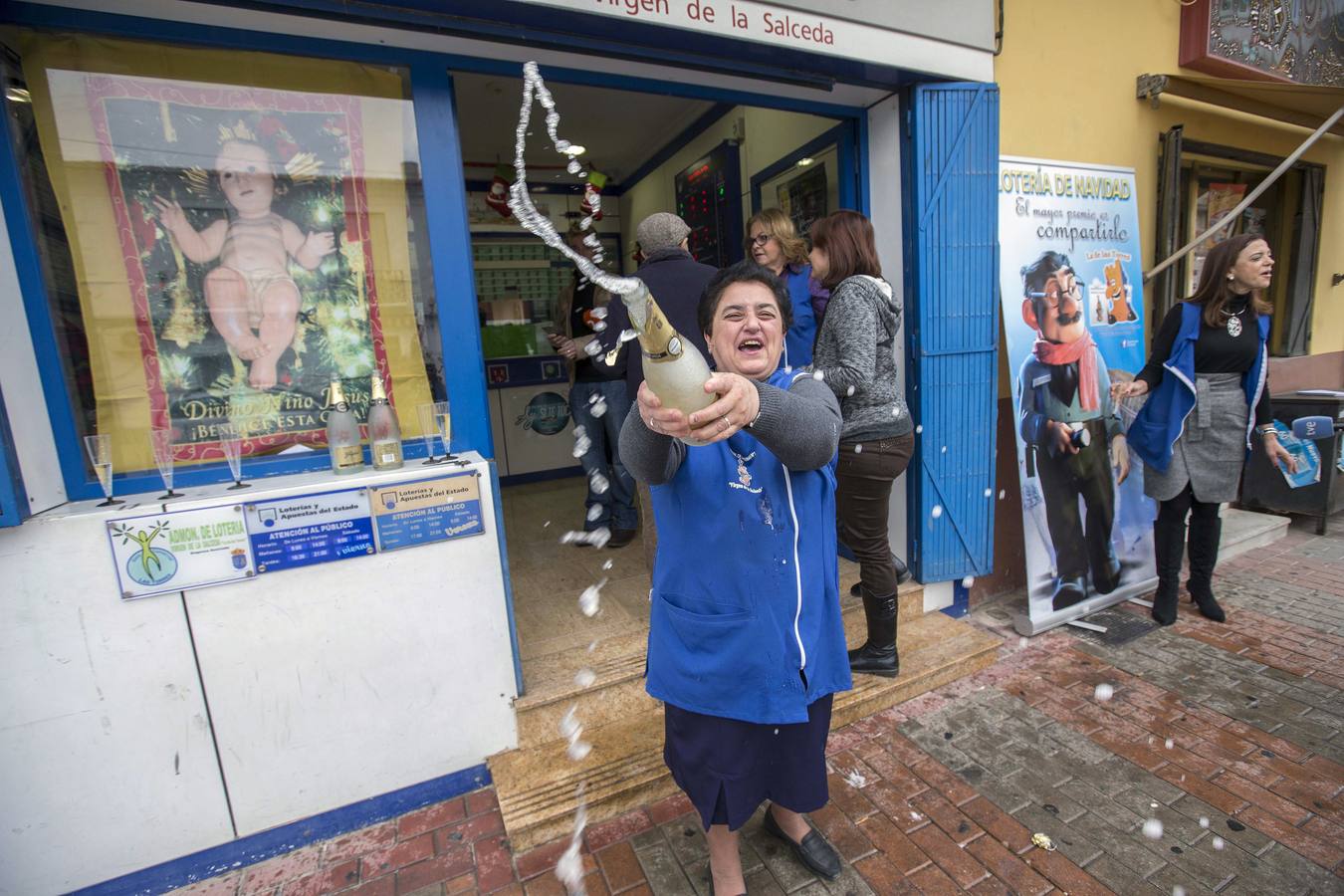 La vendedora de la administracción de loteria número uno de Las Torres de Cotillas "Virgen de la Salceda", Rosario Fernández, celebra con cava la venta de un cuarto premio, el 52215.