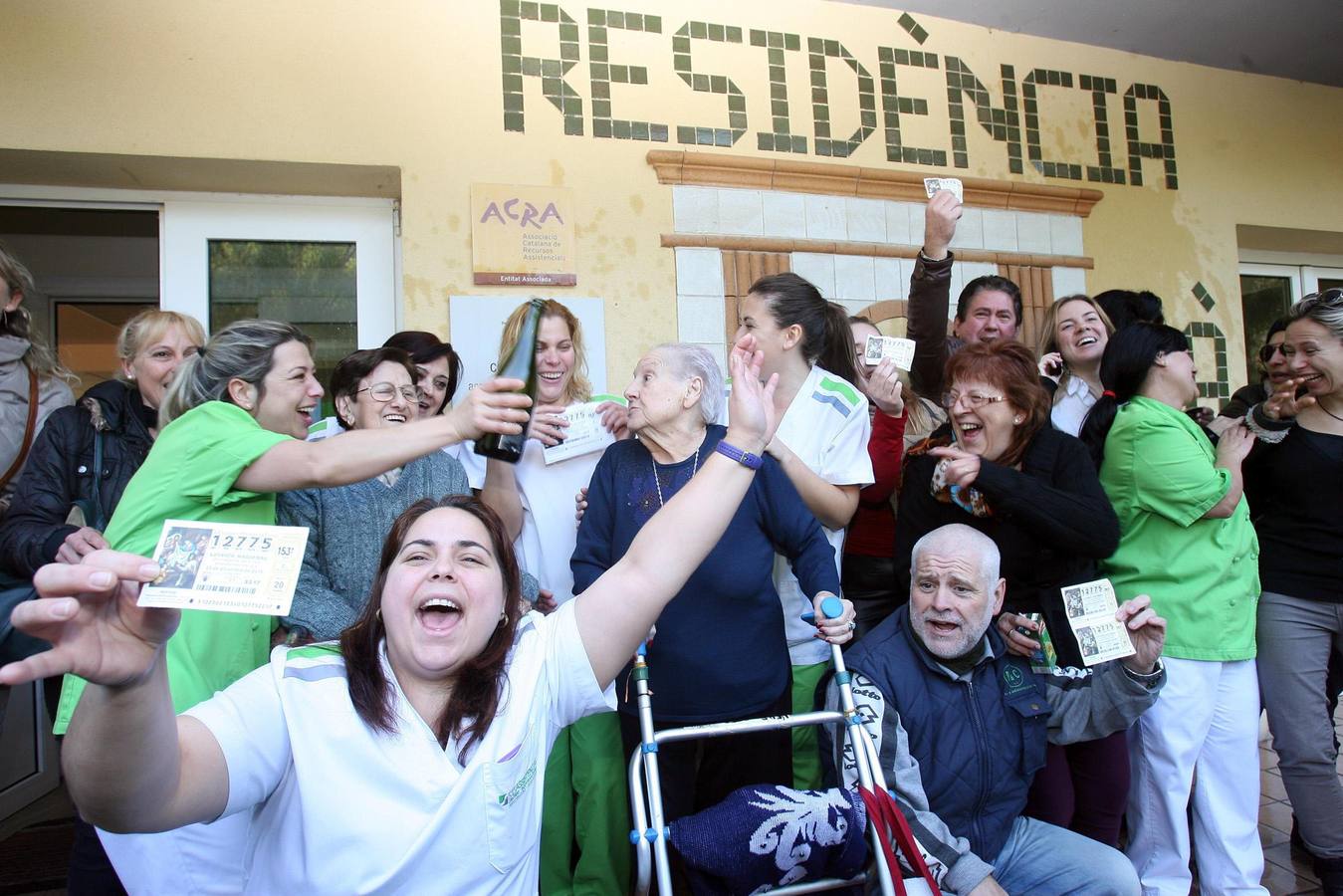 Las trabajadoras de la residencia de ancianos "Mirador Barà" de Roda de Barà (Tarragona), y algunos de sus usuarios celebran el haber sido agraciados con el segundo premio de la lotería de Navidad.