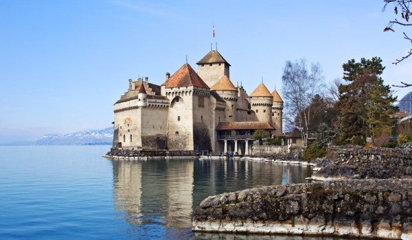 La Sirenita. El Castillo del príncipe Eric de la Sirenita está inspirado en el castillo suizo de Chillon.