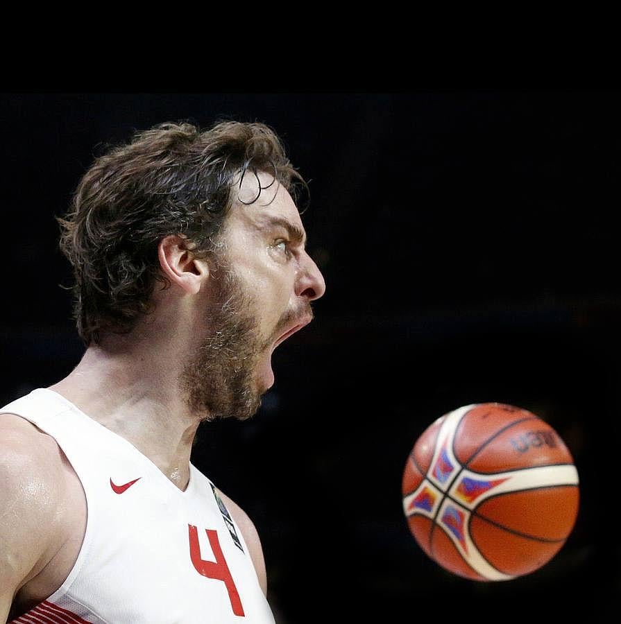 'Viejo' y sabio. Con 14 temporadas en la NBA a sus espaldas -ya en la decimoquinta-, Pau Gasol sigue encontrando estímulos. Este año fue reconquistar el Eurobasket. El próximo, retar una vez más a Estados Unidos en los Juegos Olímpicos. Tiene 35 años, pero se cuida de manera obsesiva con la ayuda del extremeño Joaquín Juan, su preparador y recuperador físico. Es un deportista modélico, orgullo de España y respetado en todo el mundo.