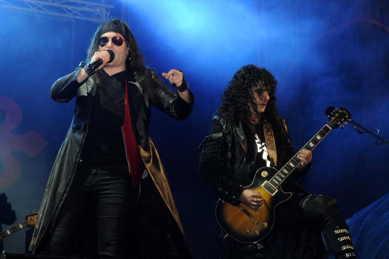 Música y hogueras contra el frío de la noche