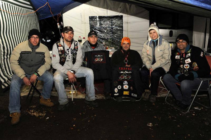 Música y hogueras contra el frío de la noche