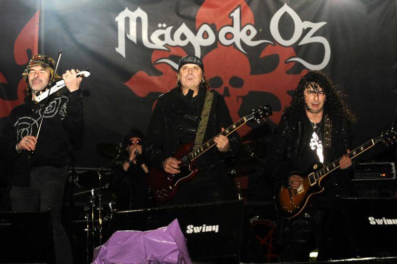 Música y hogueras contra el frío de la noche